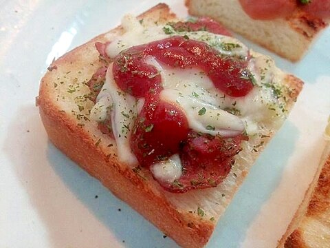 ケチャップで ペッパービーフハムとチーズのトースト